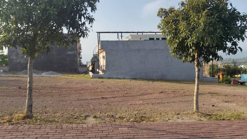Rare Opportunity! 10 Marla Category Plot On Boulevard Solid &Amp; Ready 3