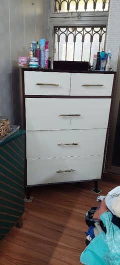 chest of drawers