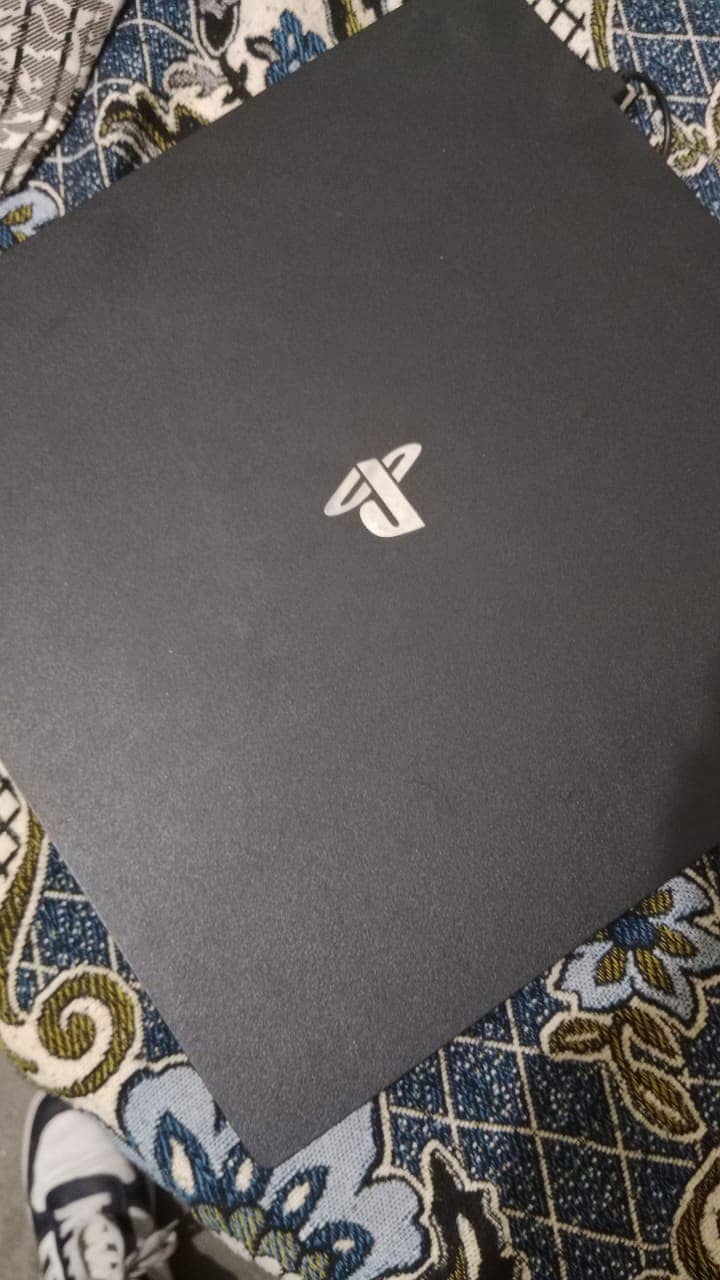 Ps4 Pro 1tb jet black with 9 games with box 2