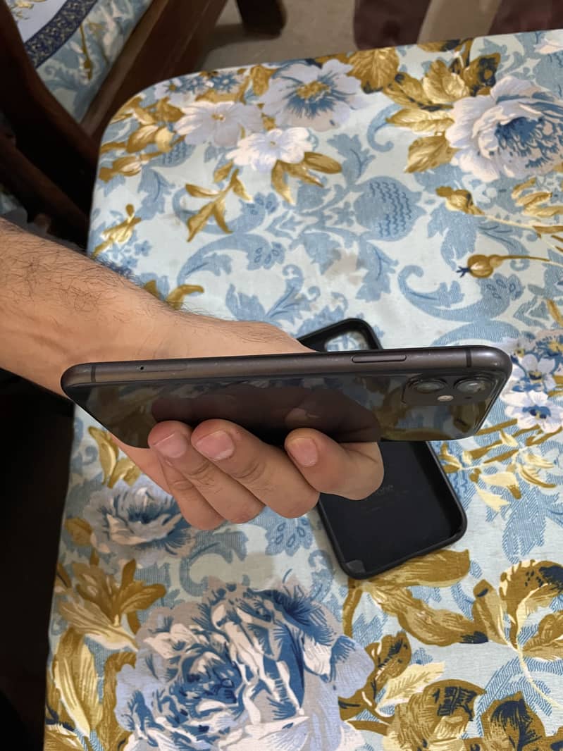 Iphone 11 PTA Approved Dual physical & E-Sim 128 GB 4