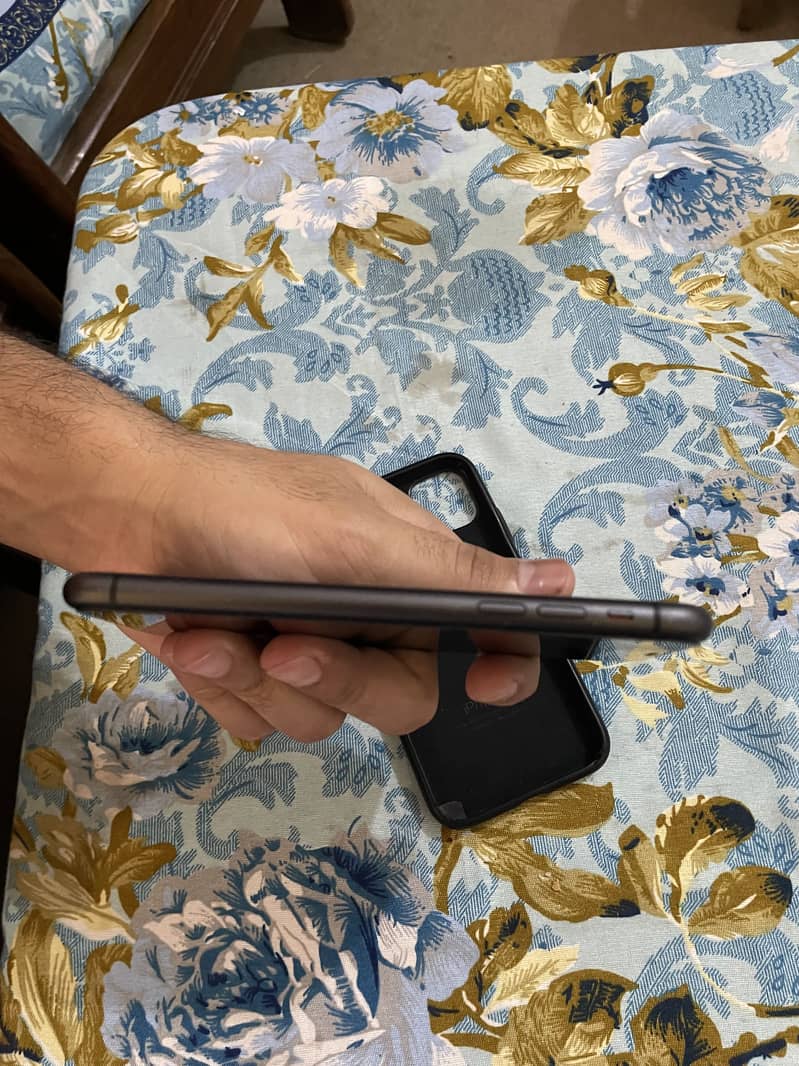 Iphone 11 PTA Approved Dual physical & E-Sim 128 GB 6