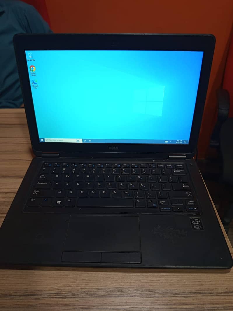 Dell Latitude E7250 with charger 0