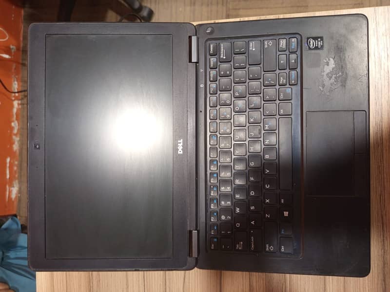 Dell Latitude E7250 with charger 3