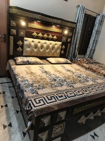 without matters Double Bed with & 2 Side Tables – Excellent Condition!