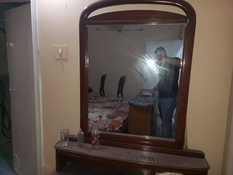 DRESSING TABLE 0
