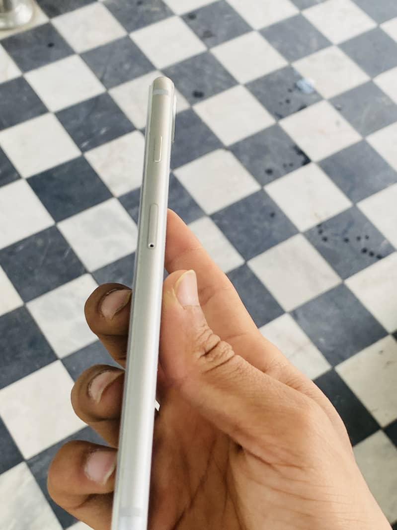 Apple iPhone 8 Plus 3
