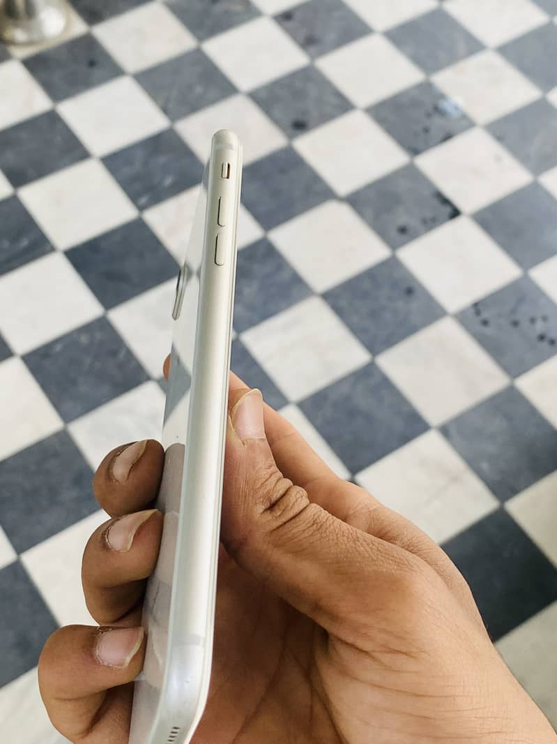 Apple iPhone 8 Plus 4