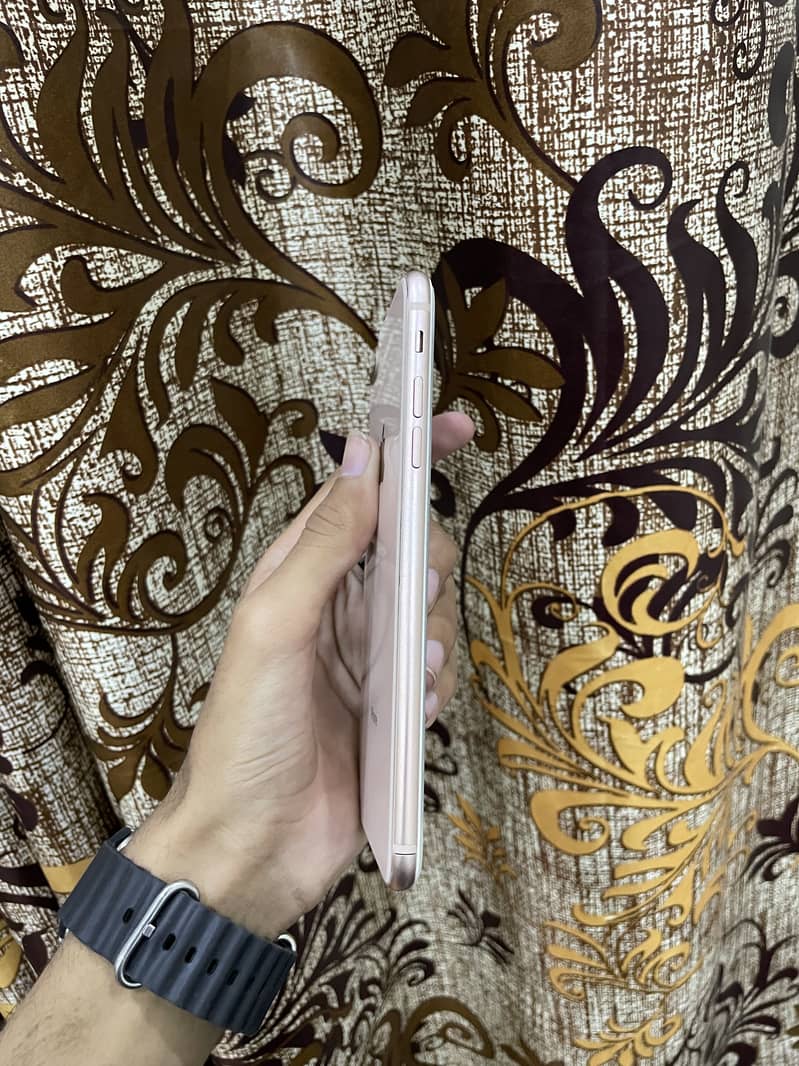 Apple iPhone 8 Plus 4