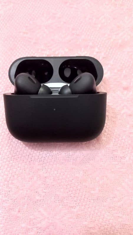 Black Addition 2 Earpods 1