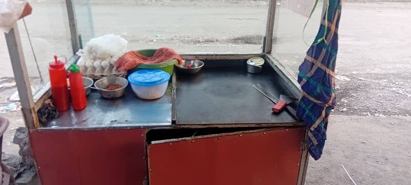 Burger & شوارما Counter Neat & Clean or shesha bi laga howa ha 5
