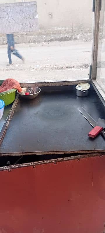 Burger & شوارما Counter Neat & Clean or shesha bi laga howa ha 7