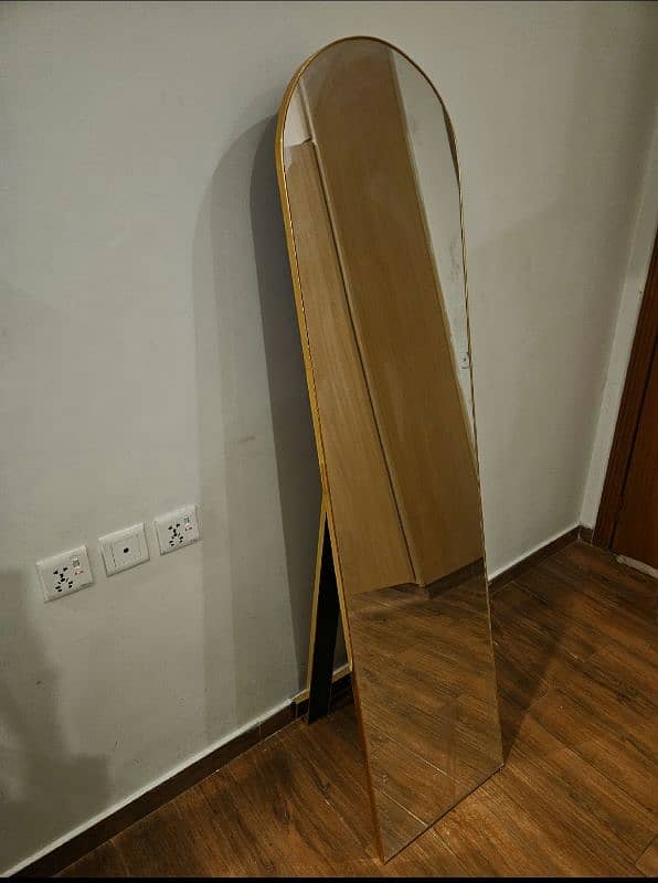 Full-lenghed arched floor mirror 0