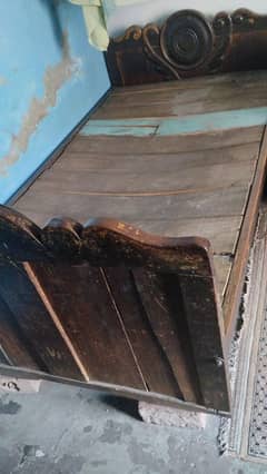 old single Bed thoda Purana hai per mazbhot he