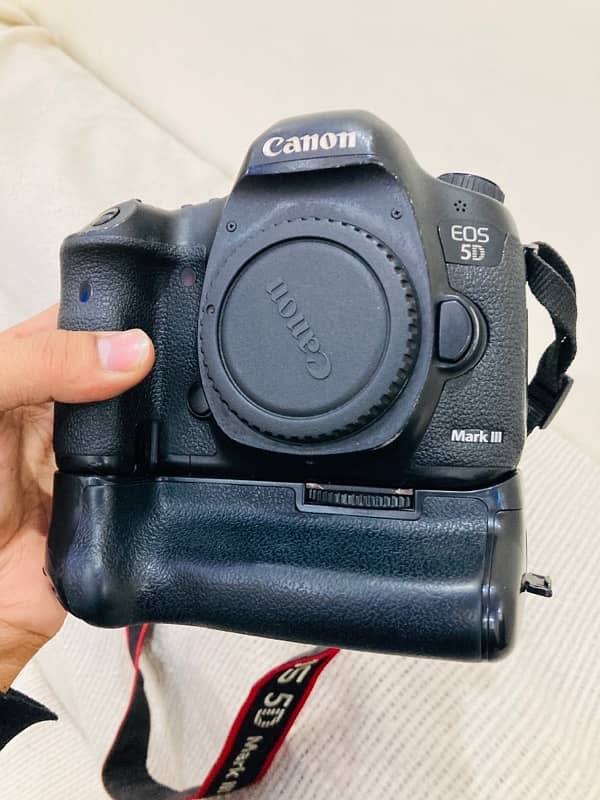 Canon 5D Mark iii with dual battery grip in good condition for sale 0