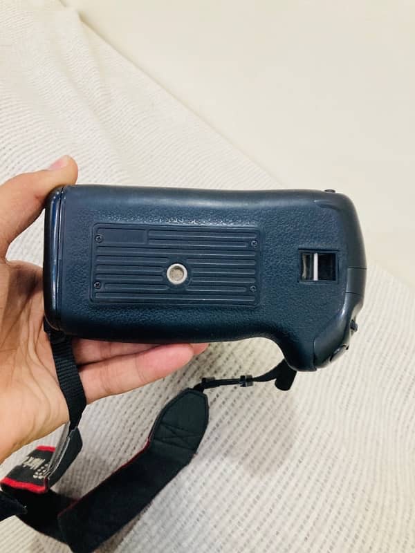 Canon 5D Mark iii with dual battery grip in good condition for sale 2