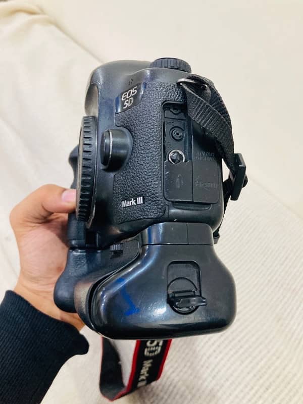 Canon 5D Mark iii with dual battery grip in good condition for sale 3