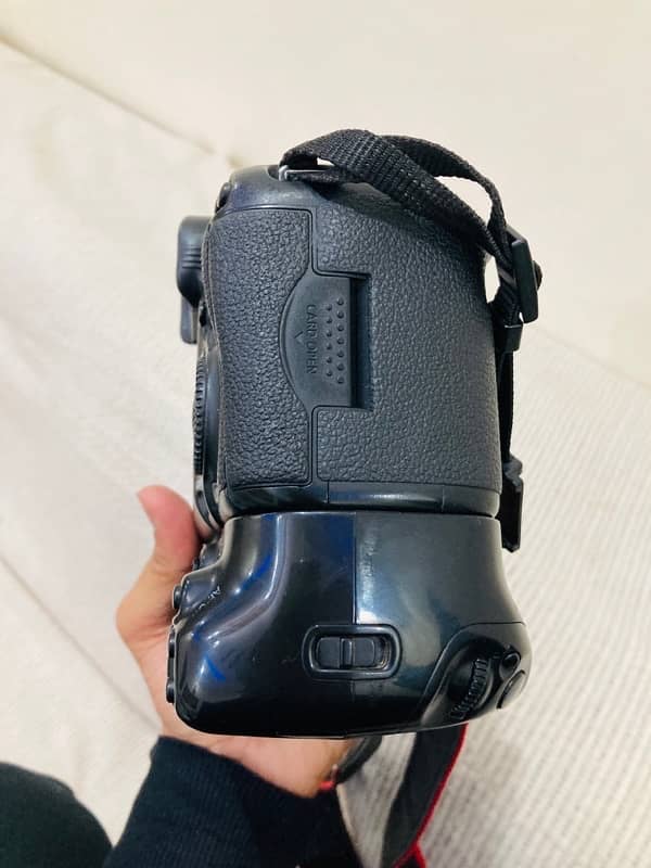 Canon 5D Mark iii with dual battery grip in good condition for sale 5