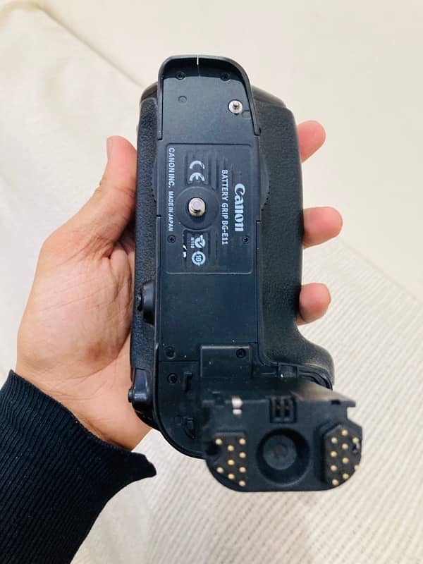 Canon 5D Mark iii with dual battery grip in good condition for sale 6