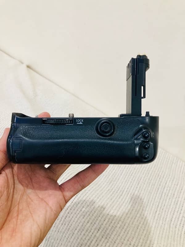 Canon 5D Mark iii with dual battery grip in good condition for sale 7