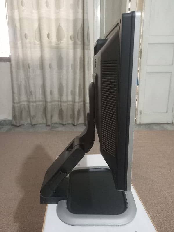 HP L1950 19-inch LCD monitor 2