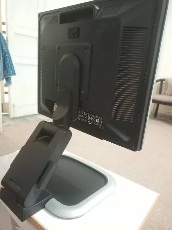 HP L1950 19-inch LCD monitor 4
