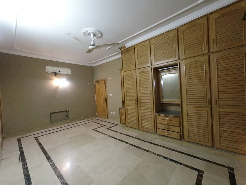 1022 Square Yards House Available For Sale In F-10, F-10 0