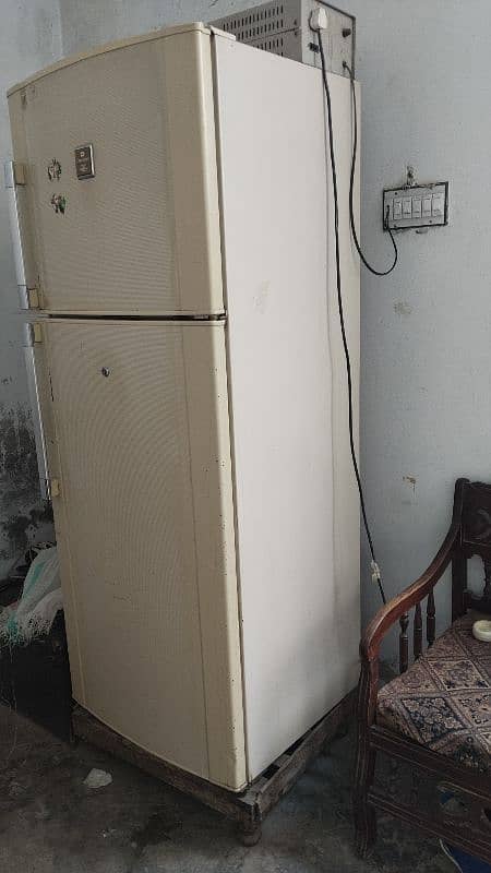 Dawlance frige sale bilkul saf halat full size 0
