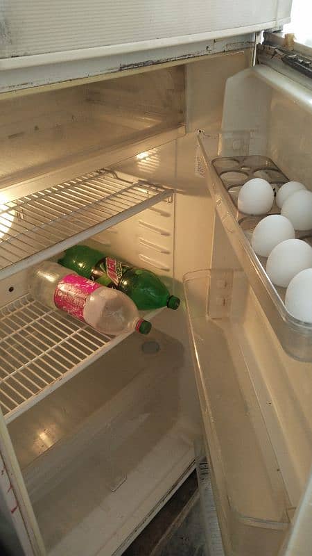 Dawlance frige sale bilkul saf halat full size 2