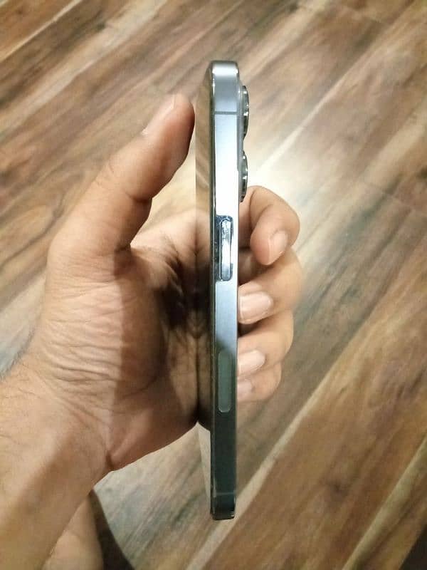 Iphone 13 pro , no foolish offer all ok hai ladies set hai 1