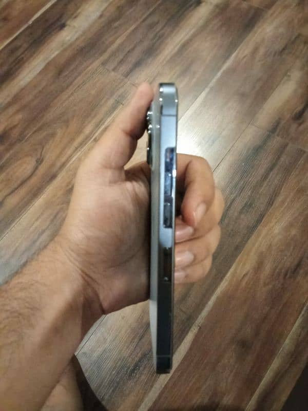 Iphone 13 pro , no foolish offer all ok hai ladies set hai 2