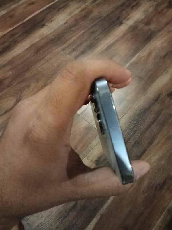 Iphone 13 pro , no foolish offer all ok hai ladies set hai 3