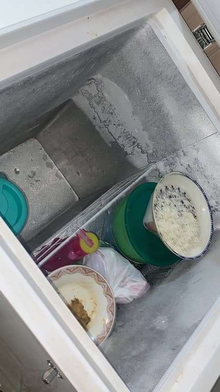 deep freezer white colore 2 years used 2