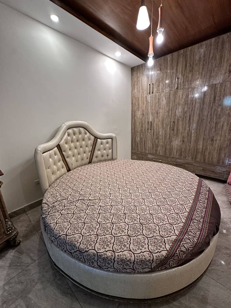 King size bed 0