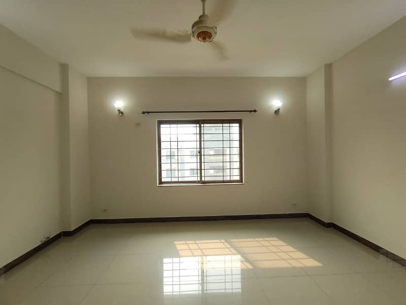 Beautiful View 10 MARLA 3 BED FLAT ON 5th Floor Is Available For Sale In ASKARI-11 LAHORE 4