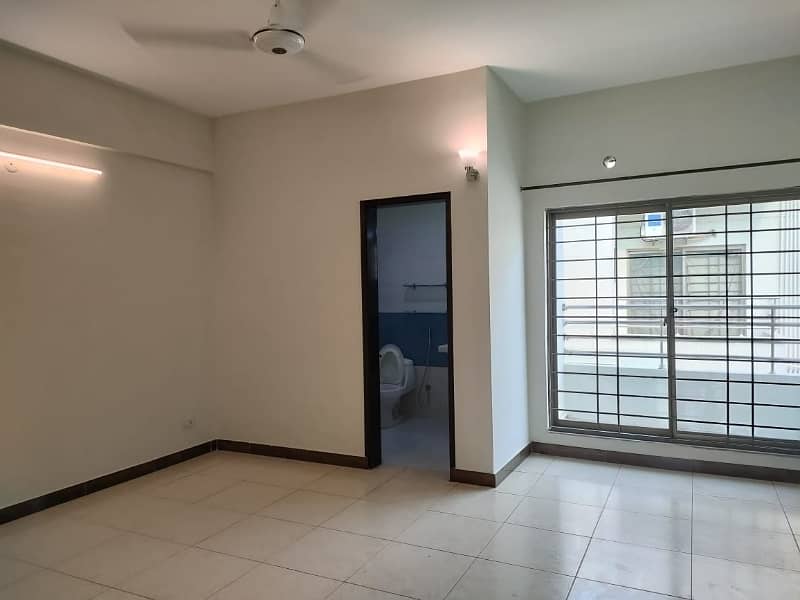 Beautiful View 10 MARLA 3 BED FLAT ON 5th Floor Is Available For Sale In ASKARI-11 LAHORE 7
