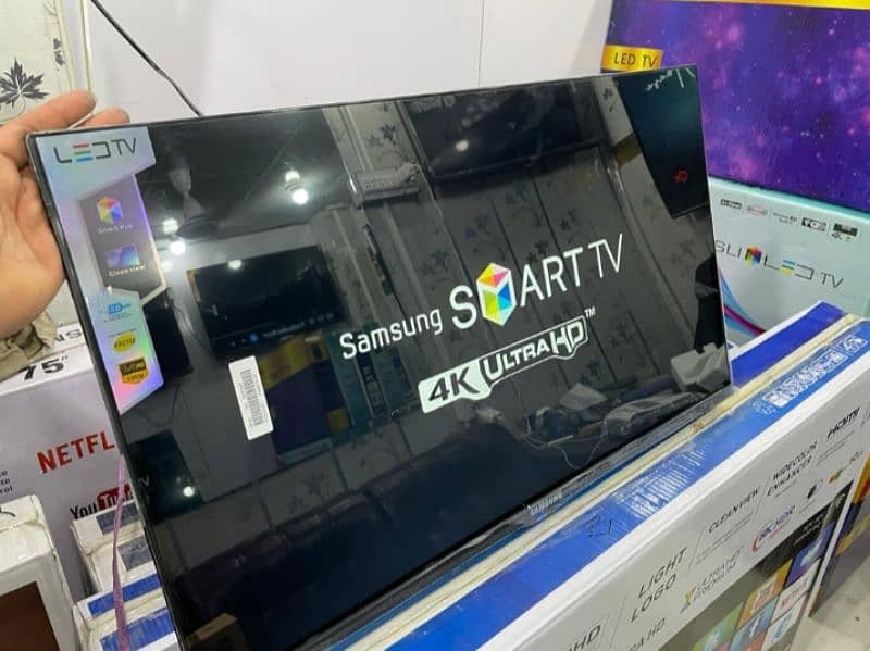 32 inches borderless UHD 0