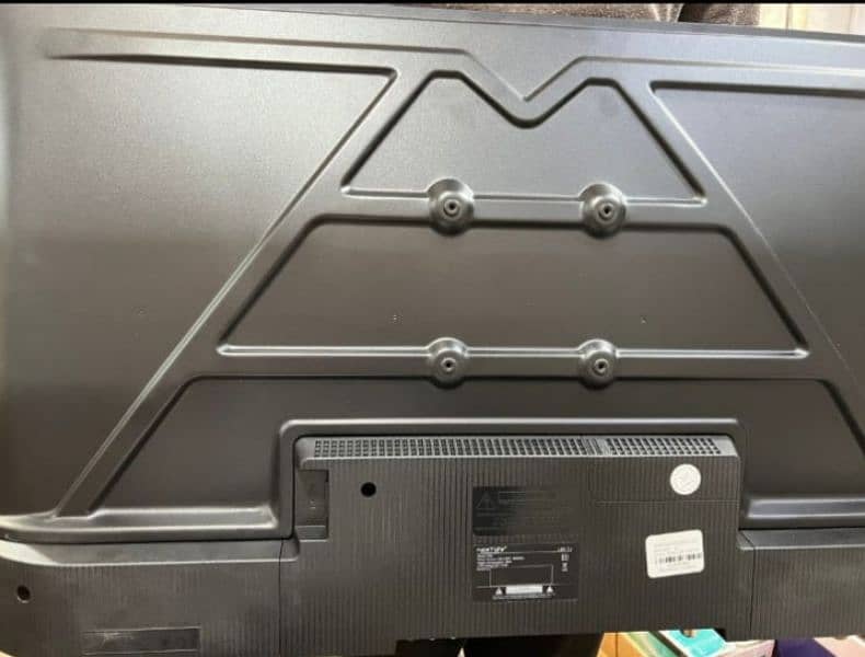 32 inches borderless UHD 2