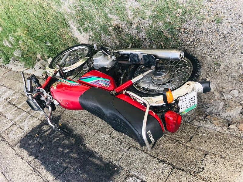 Honda cd  17 model lahore num Biomtric available All documents clear 3