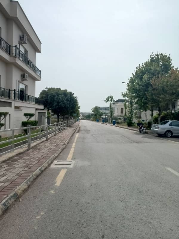 Corner 1 Kanal Plot Solid Land With Possession, Great Surroundings 1