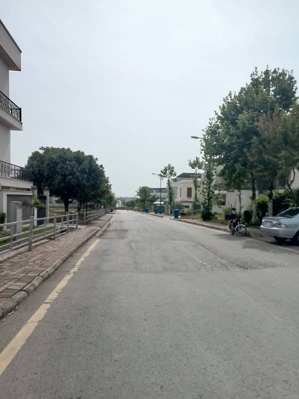 Corner 1 Kanal Plot Solid Land With Possession, Great Surroundings 2