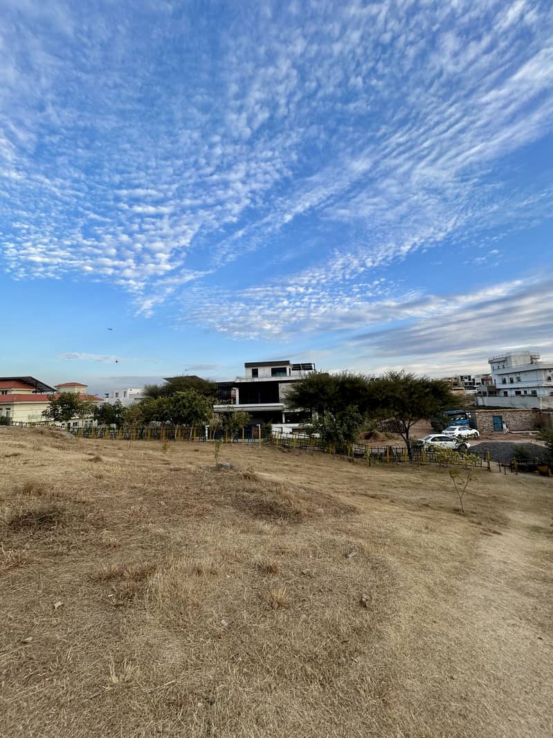 60x90 Corner Park Face Plot Available Near Markaz Available For Sale 4