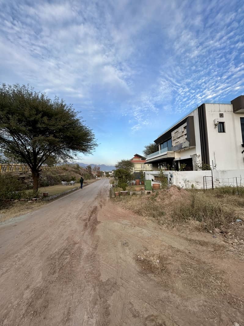 60x90 Corner Park Face Plot Available Near Markaz Available For Sale 5