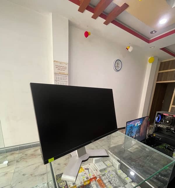 Dell 24" Borderless LED Monitor – Sleek & Modern Design 0