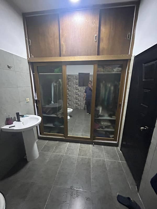 2nd Floor Portion for Sale Gulshan-e-Iqbal Block 1 | 220 Sq. Yards | 3 Bed DD | American Kitchen | Ideal Location 8