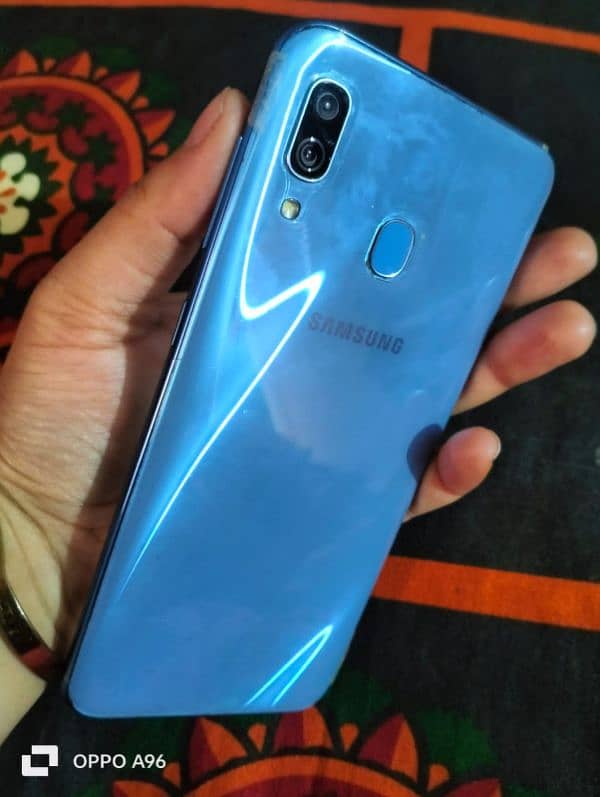 one hand used . good mobile. Urgent Sale 1