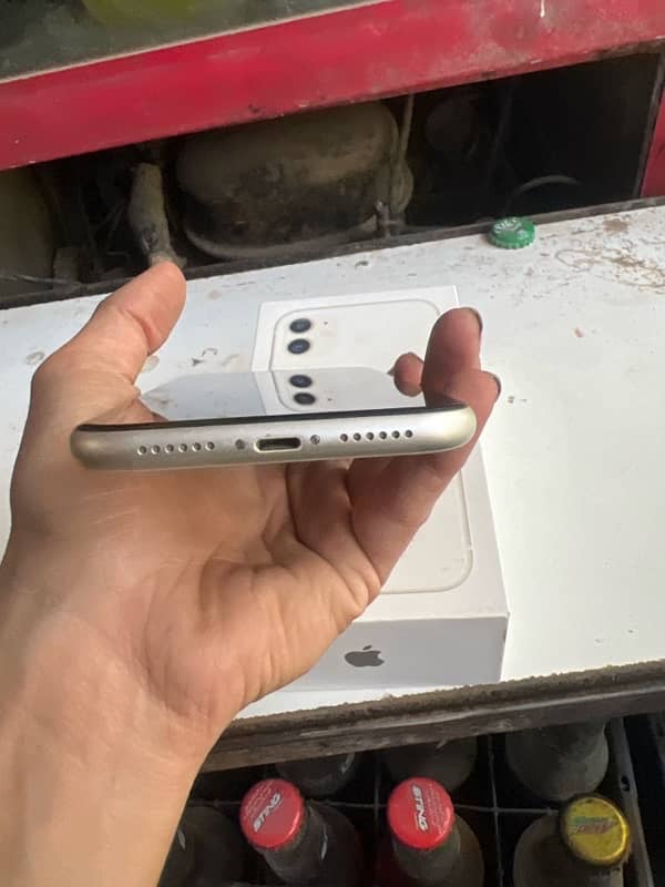 I phone 11 128 gb pta aproved 00 in condition with org box 4