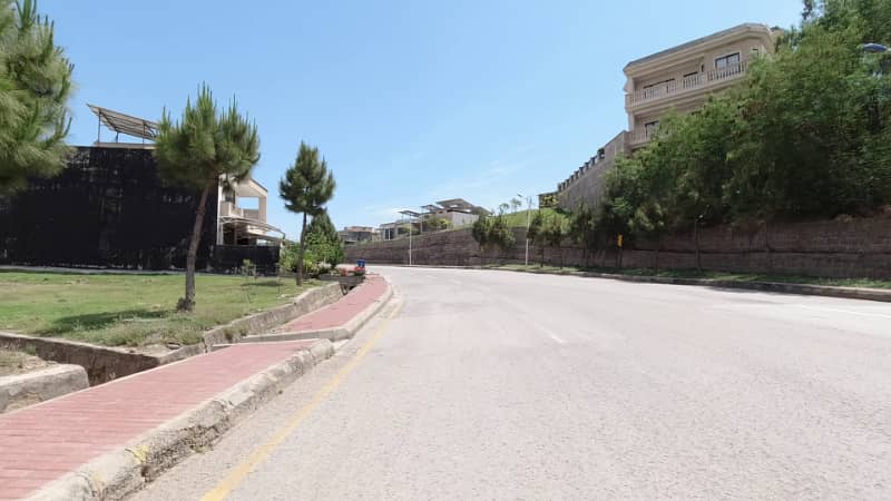 Overseas Enclave 1 Available 1 Kanal Residential Plot located at Ideal location Near to Dominion Mall and School 9