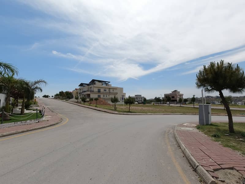 Overseas Enclave 1 Available 1 Kanal Residential Plot located at Ideal location Near to Dominion Mall and School 10