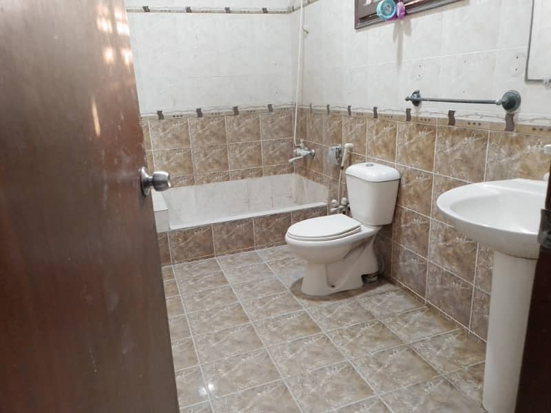 Upper portion for Rent on Khayaban-e-Saadi. 5