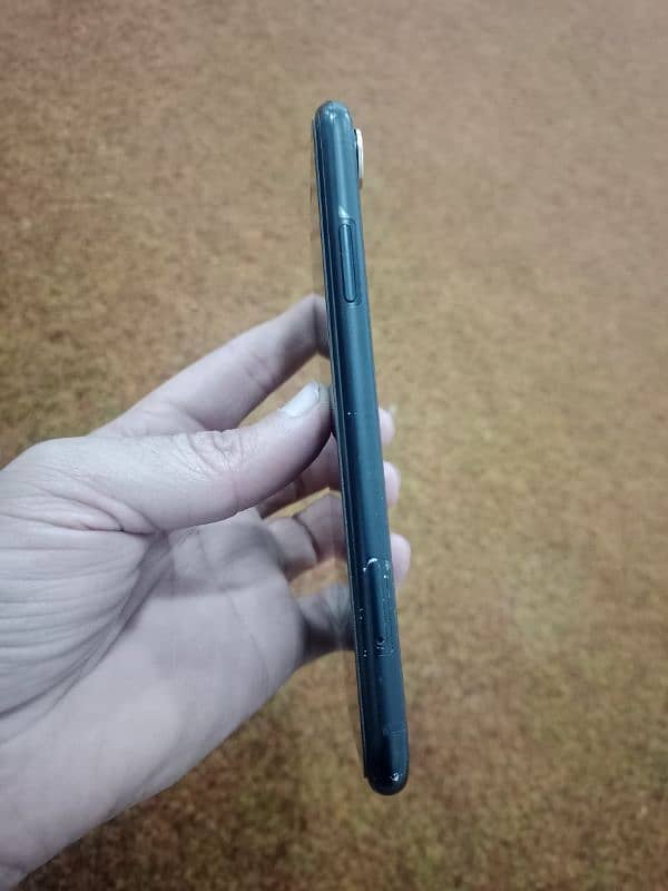 iPhone XR 7